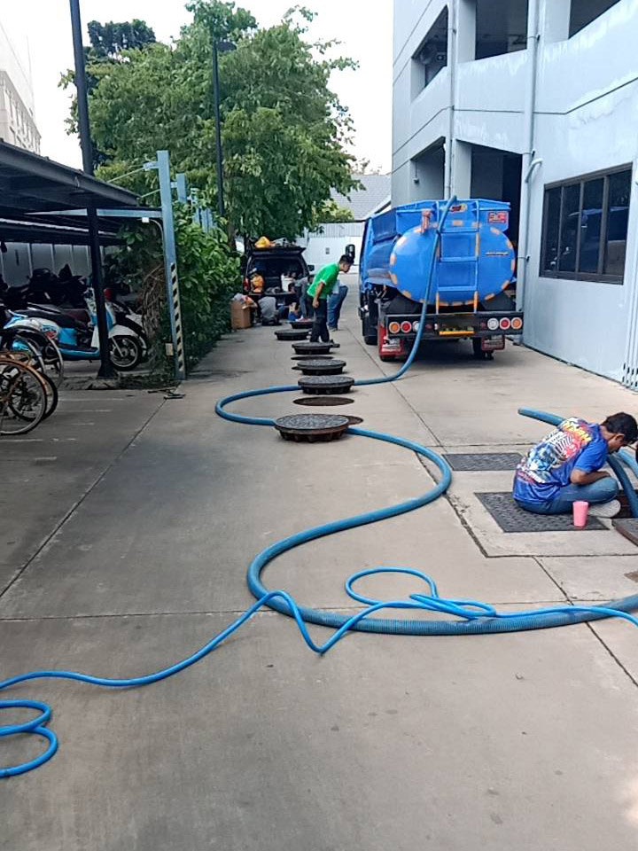 18 - https://sumitaservice.com | สุมิตา บริการดูดส้วม สูบส้วม แก้ปัญหาส้วมเต็ม ท่อตัน ด้วยทีมงานมืออาชีพ พร้อมรับประกันงาน 3 เดือน บริการ 24 ชั่วโมง บริการในเขตกรุงเทพและปริมณฑล